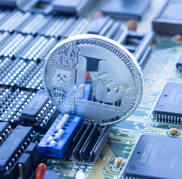 Crypto litecoin moneda en placa de circuito impreso — Foto de Stock