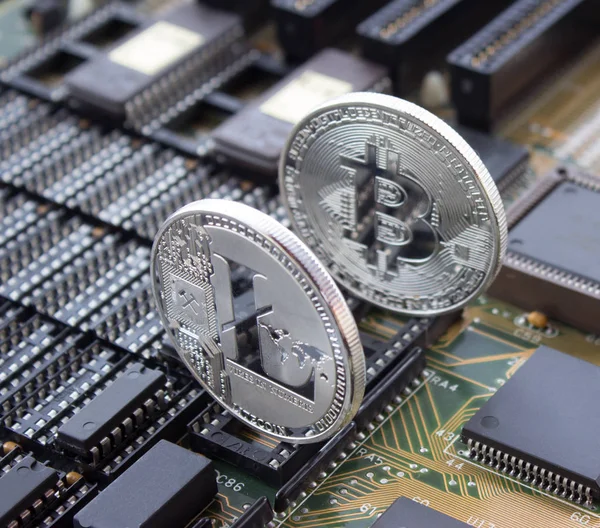 Crypto litecoin et Bitcoin sur un circuit imprimé — Photo