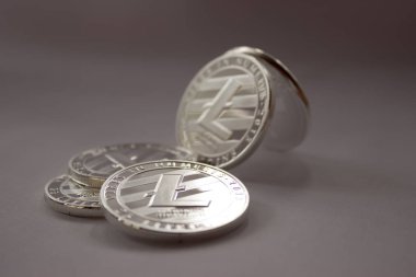 Gri bir arka planda - dijital para gümüş litecoins