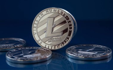 Litecoins cam arka planda yansıma ile