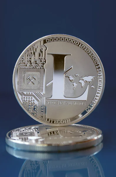 Срібло Litecoins з відображенням - крипто валюти — стокове фото