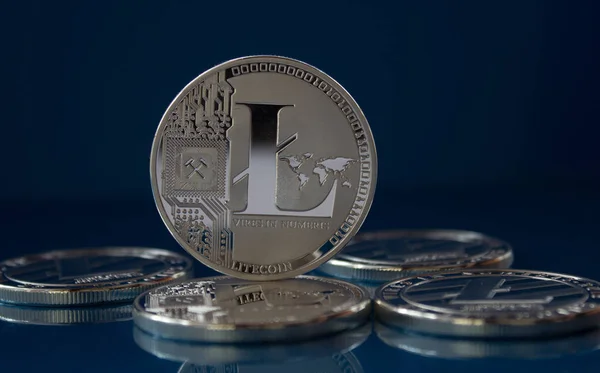 Litecoins sur le fond de verre bleu - crypto-monnaie — Photo