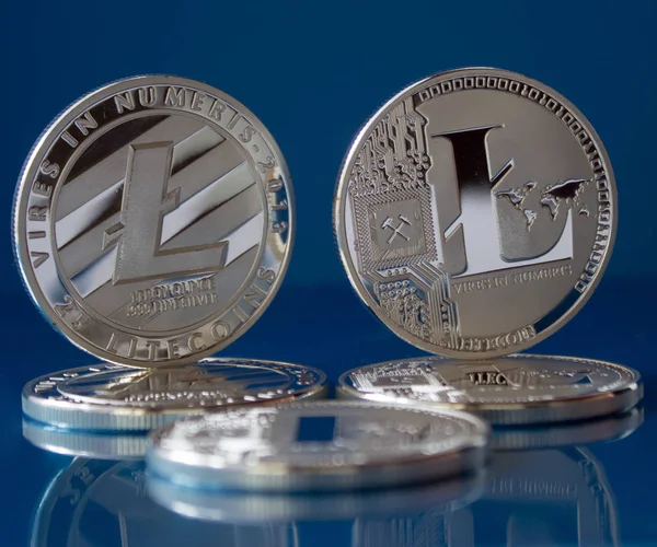 Silbermünzen auf blauem Glashintergrund - digitale Währung — Stockfoto