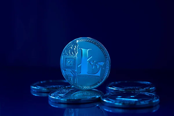 Litecoins bleus sur le fond de verre - monnaie virtuelle — Photo