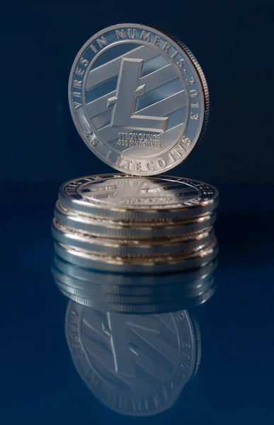 Litecoin argent sur le fond de verre - crypto-monnaie — Photo