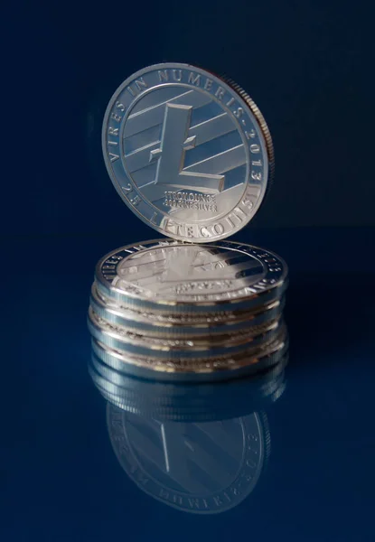 Litecoin на скляному фоні - віртуальна валюта — стокове фото