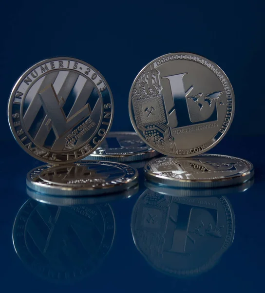 Litecoins sur le fond de verre bleu monnaie virtuelle crypto — Photo