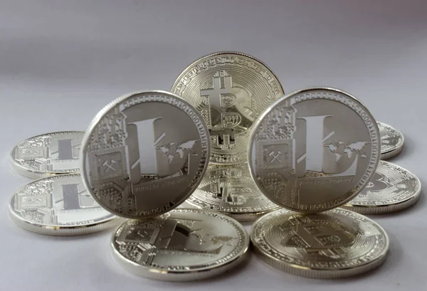 Bitcoin і litecoin на білому тлі - цифровий валют — стокове фото
