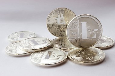 Yalan ve ayakta bitcoin ve litecoin beyaz bir arka planda - dijital para