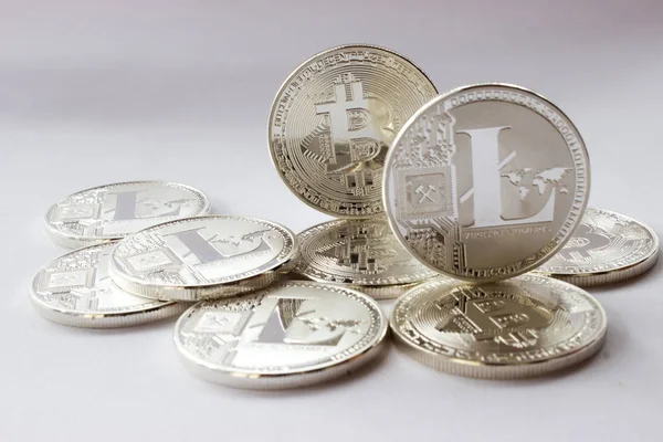 Le mensonge et debout Bitcoin et litecoin sur un fond blanc monnaies numériques — Photo