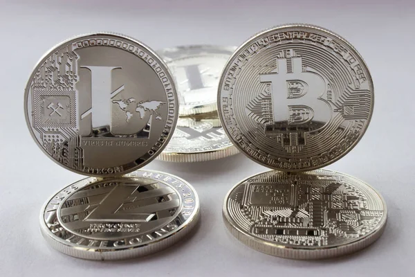Bitcoin et litecoin sur un fond blanc monnaies numériques — Photo