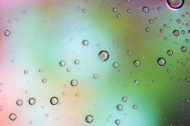 Güzel renkli damla yumuşak ışık arka plan ile 