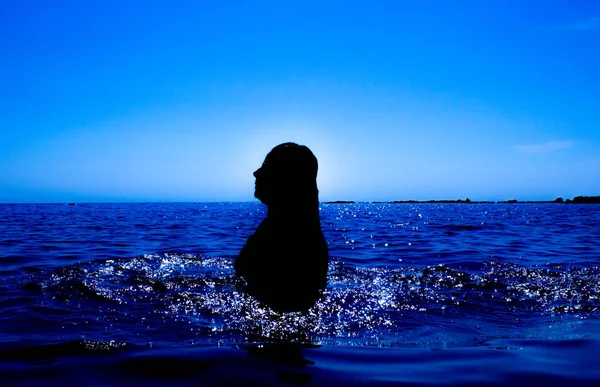A mermaid emerges from the sea (27) — Stock Photo, Image