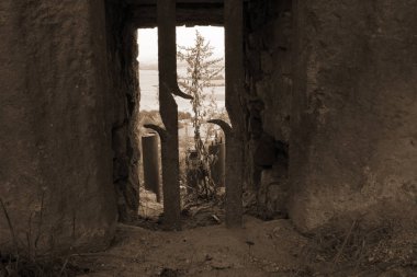 Bir görünüm sepya renkli ızgaraları ile penceresi üzerinde