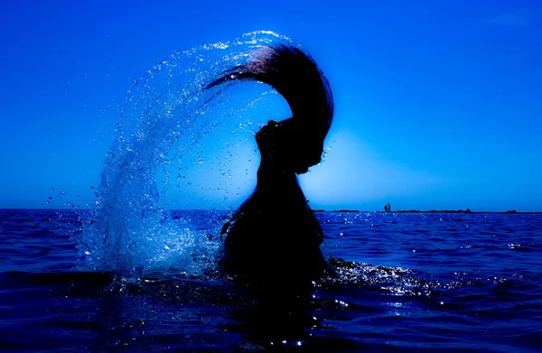 Une sirène émerge de la mer (10 ) — Photo
