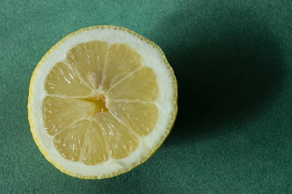 Лимонный разрез пополам — стоковое фото