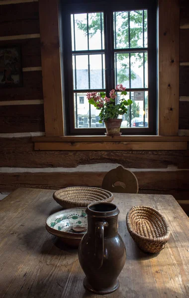 Habitación con mesa en la antigua cabaña de fin de semana (4 ) — Foto de Stock