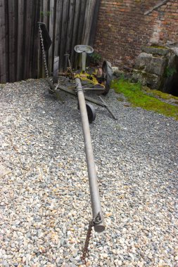 Eski bir dikiş makinesi uzun satır başı milli.