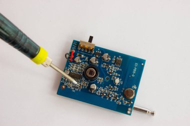 Elektronik komponentleri Pcb üzerinde lehimleme
