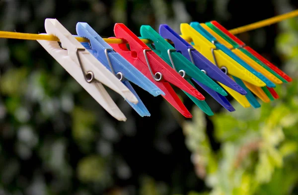 Spille colorate appese a una clothesline (5 ) — Foto Stock