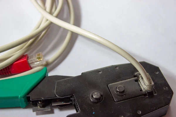 Alicates para rizador de cable LAN de red — Foto de Stock