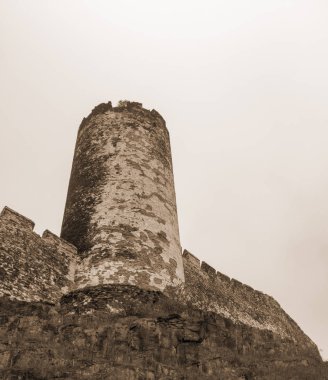 Sephia renkli duvarlar ile Gotik kule görünümü