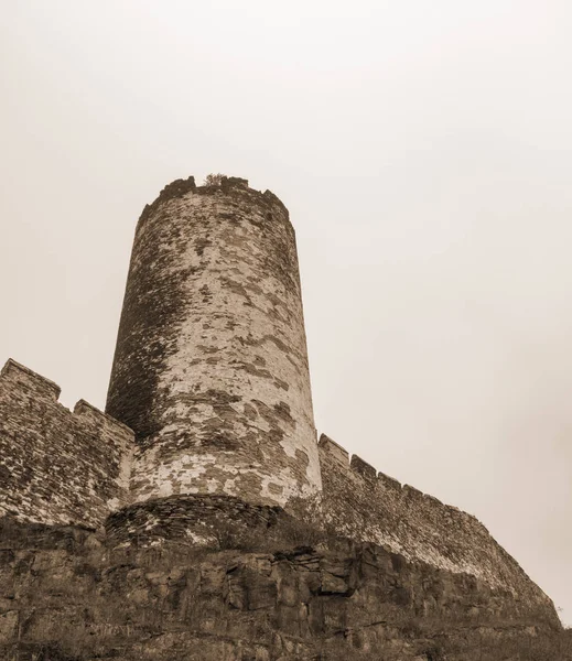 哥特式塔的看法与墙壁在 sephia 颜色 — 图库照片