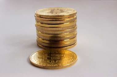 Gri arka plan üzerinde Kripto Döviz Alım bitcoins