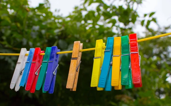 Pinces à linge en plastique suspendues à une corde à linge — Photo