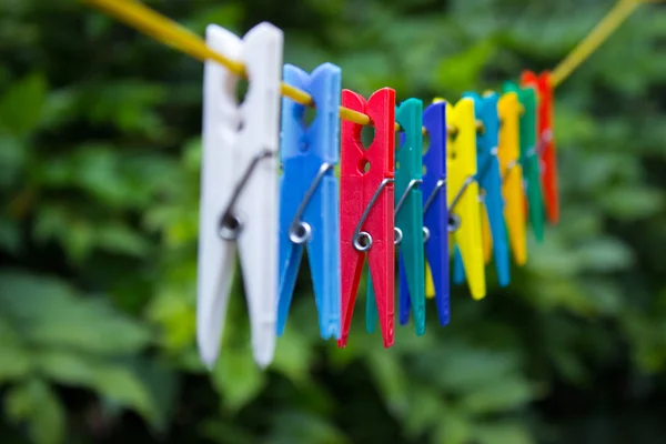 Pinzas de ropa de colores colgando de un tendedero (4 ) — Foto de Stock