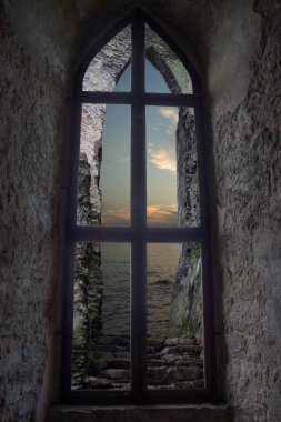 Kalenin penceresinde Deniz Manzaralı