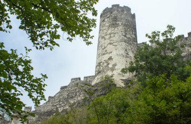 Bezdez kale kuleleri ve ağaçları ile görünümünü