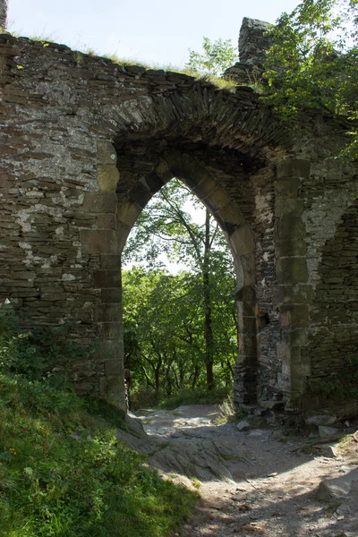 通向森林的小路穿过城堡大门 — 图库照片