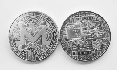 Beyaz bir arka plan üzerinde Kripto para birimi monero