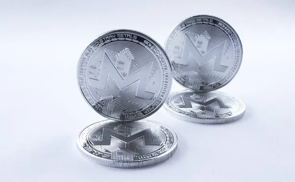Криптовалюта срібний моно на сірому фоні — стокове фото