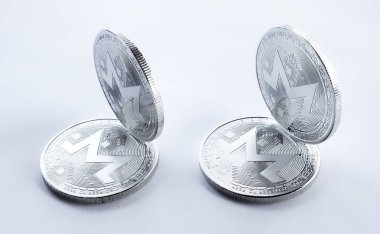 Beyaz arka plan üzerinde Kripto para gümüş monero