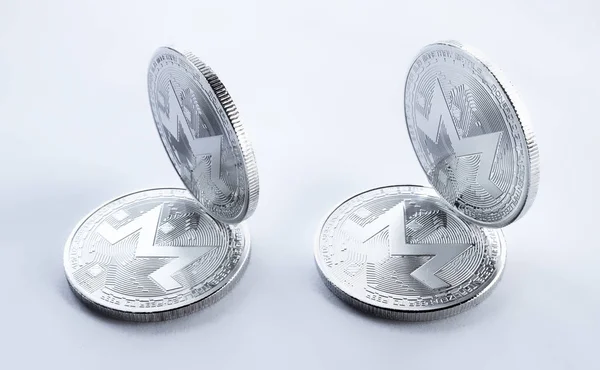 Криптовалюта срібний монеро на білому тлі — стокове фото