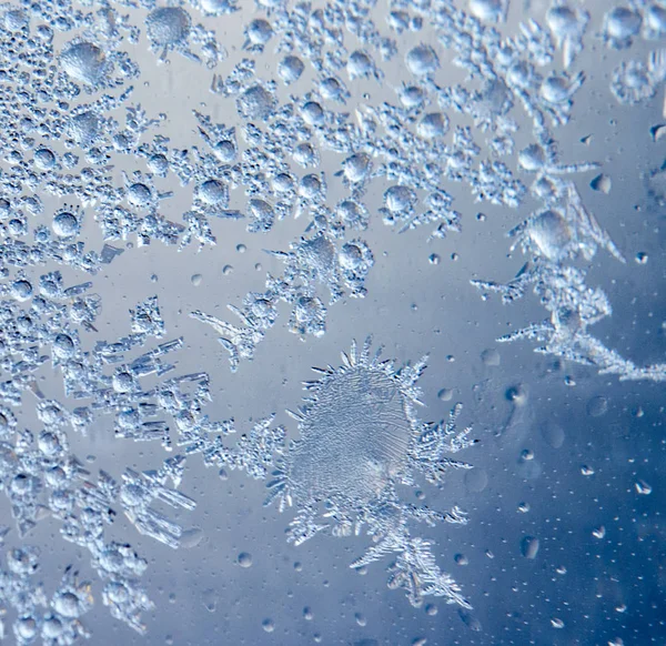 Blå bakgrund med frost på fönstret — Stockfoto