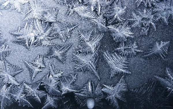 Фон - красивые украшения на замороженном окне — стоковое фото