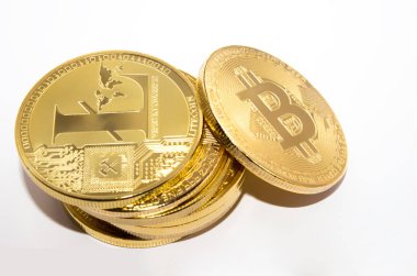 Kripto litecoin ve bitcoin beyaz bir arka plan üzerinde