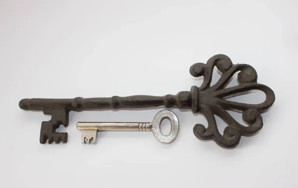 Stare i nowe klucze na białym tle — Zdjęcie stockowe