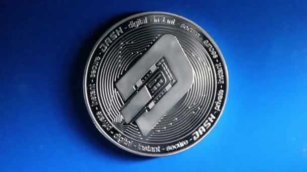 Auf Blauem Glashintergrund Rotiert Eine Isolierte Silbermünze Einer Digitalen Kryptowährung — Stockvideo