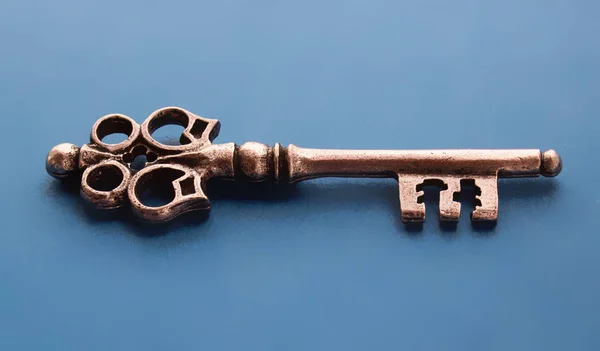 Изолированный металлический старый ключ на синем фоне (4 ) — стоковое фото