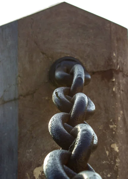 Dettaglio della vecchia catena con pilastro — Foto Stock