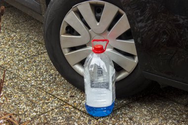 Ön tekerlekte cam yıkama antifrizi duruyor.