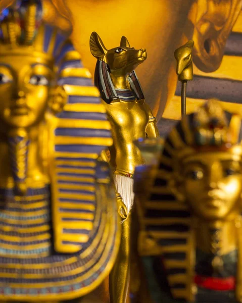 神話の彫像のまだ生活ジャッカルAnubis Inpu Anupと王ファラオTutankhamun — ストック写真