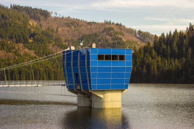 İçme suyu deposu. Çek Cumhuriyeti 'nin Ostrava yakınlarındaki Beskydy Dağları' nda Sance Recice Barajı.