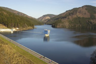 İçme suyu deposu. Çek Cumhuriyeti 'nin Ostrava yakınlarındaki Beskydy Dağları' nda Sance Recice Barajı.