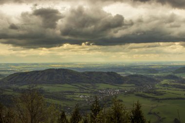 Czech cumhuriyetindeki azgın dağlardaki Velky Javornik 'ten Frenstat Pod radyosuna. Mavi gökyüzü koyu bulutlarla kaplıdır..