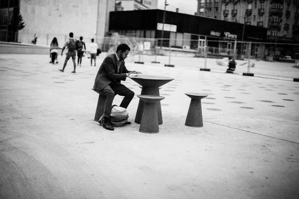 Homem sentado na mesa e escrevendo no bloco de notas — Fotografia de Stock